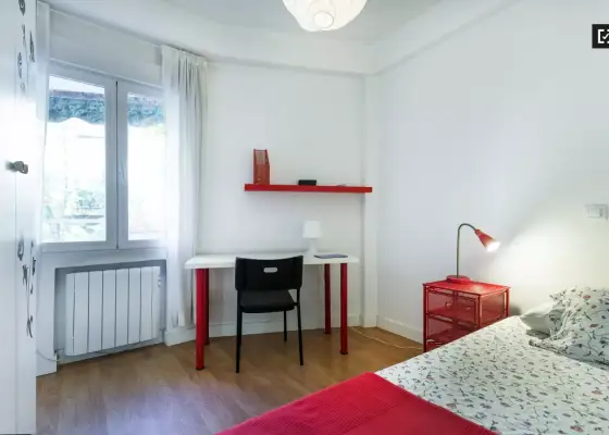 Habitación en un piso compartido de 4 habitaciones en alquiler en Embajadores, ideal para profesionales y estudiantes. en Madrid