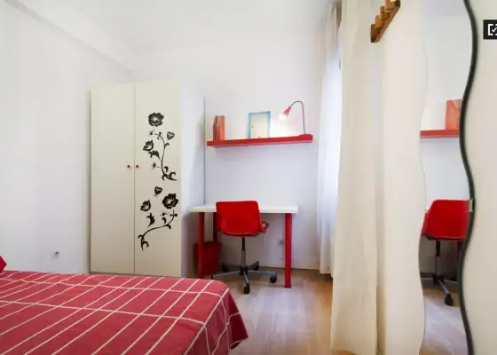 Habitación en un piso compartido de 4 habitaciones en alquiler en Embajadores, ideal para profesionales y estudiantes. en Madrid