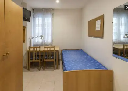 Habitación en un piso compartido de 4 habitaciones en alquiler en la zona universitaria, ideal para mujeres. en Madrid