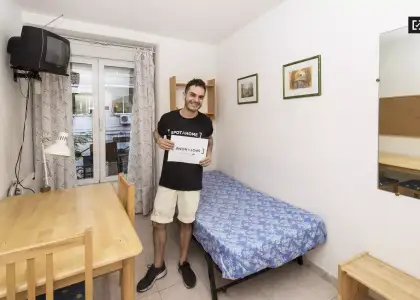 Habitación en un piso compartido de 4 habitaciones en alquiler en la zona universitaria, ideal para mujeres. en Madrid