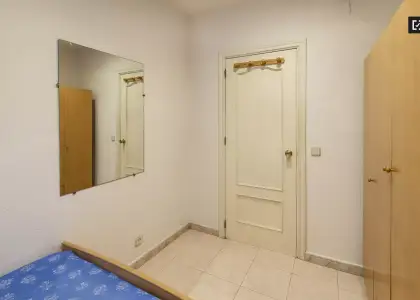 Habitación en un piso compartido de 4 habitaciones en alquiler en la zona universitaria, ideal para mujeres. en Madrid