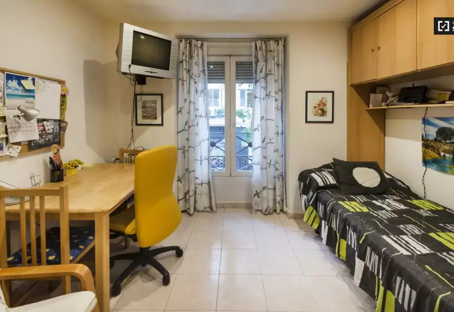Habitación en un piso compartido de 4 habitaciones en alquiler en la zona universitaria, ideal para mujeres. en Madrid