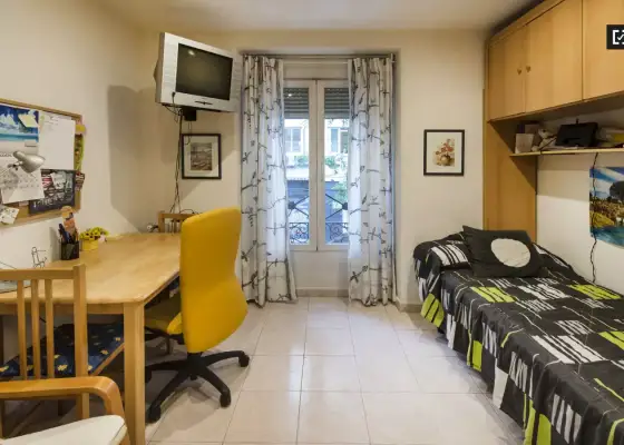 Habitación en un piso compartido de 4 habitaciones en alquiler en la zona universitaria, ideal para mujeres. en Madrid