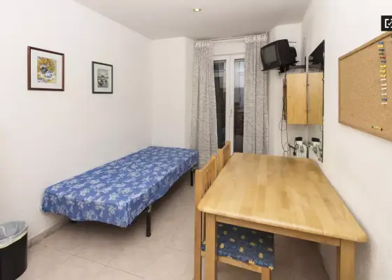 Habitación en un piso compartido de 4 habitaciones en alquiler en la zona universitaria, ideal para mujeres. en Madrid