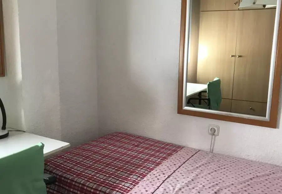 Habitación en un piso compartido de 4 habitaciones en Murcia, ideal para estudiantes. en Murcia