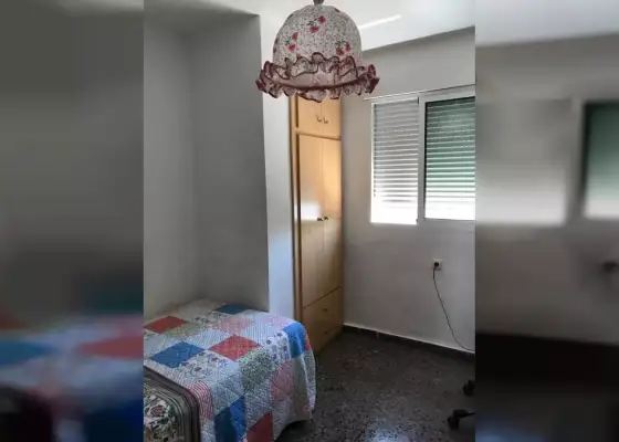 Habitación en un piso compartido de 4 habitaciones en Murcia, ideal para estudiantes.