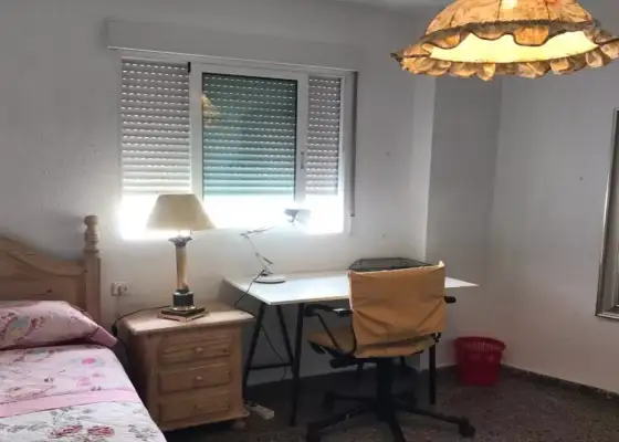 Habitación en un piso compartido de 4 habitaciones en Murcia, ideal para estudiantes.