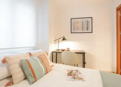 Habitación en un piso compartido de 5 habitaciones en Alicante, ideal para profesionales y estudiantes. en Alicante (Alacant)