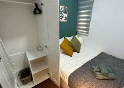 Habitación en un piso compartido de 5 habitaciones en Embajadores, todos los gastos incluidos, solo para profesionales y estudiantes. en Madrid