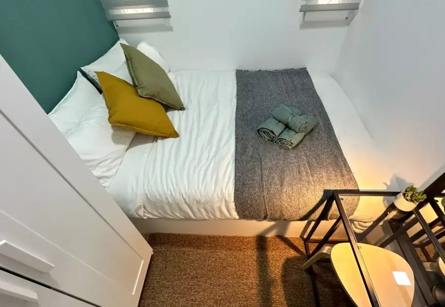 Habitación en un piso compartido de 5 habitaciones en Embajadores, todos los gastos incluidos, solo para profesionales y estudiantes. en Madrid