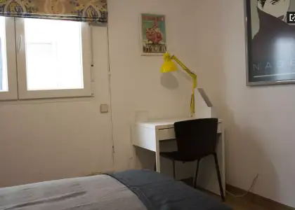 Habitación en un piso compartido de 5 habitaciones en Justicia, no se admiten parejas. en Madrid