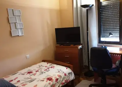 Habitación en un piso compartido de 5 habitaciones en Salamanca, con gastos incluidos, ideal para mujeres profesionales o estudiantes. en Salamanca