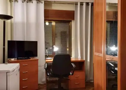 Habitación en un piso compartido de 5 habitaciones en Salamanca, con gastos incluidos, ideal para mujeres profesionales o estudiantes. en Salamanca