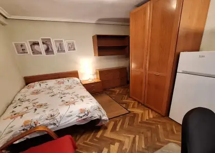 Habitación en un piso compartido de 5 habitaciones en Salamanca, con gastos incluidos, ideal para mujeres profesionales o estudiantes. en Salamanca