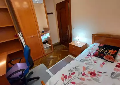 Habitación en un piso compartido de 5 habitaciones en Salamanca, con gastos incluidos, ideal para mujeres profesionales o estudiantes. en Salamanca