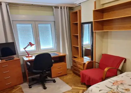 Habitación en un piso compartido de 5 habitaciones en Salamanca, con gastos incluidos, ideal para mujeres profesionales o estudiantes. en Salamanca