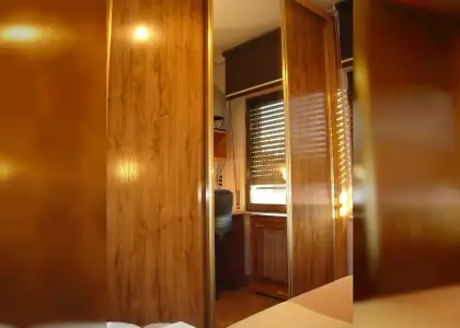 Habitación en un piso compartido de 5 habitaciones en Salamanca, con gastos incluidos, ideal para mujeres profesionales o estudiantes. en Salamanca