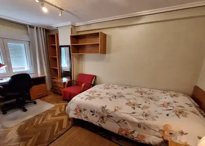 Habitación en un piso compartido de 5 habitaciones en Salamanca, con gastos incluidos, ideal para mujeres profesionales o estudiantes. en Salamanca