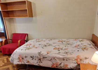 Habitación en un piso compartido de 5 habitaciones en Salamanca, con gastos incluidos, ideal para mujeres profesionales o estudiantes. en Salamanca