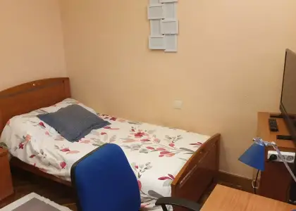 Habitación en un piso compartido de 5 habitaciones en Salamanca, con gastos incluidos, ideal para mujeres profesionales o estudiantes. en Salamanca