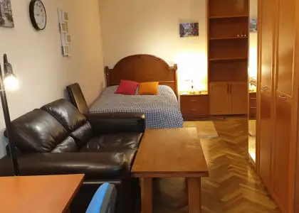 Habitación en un piso compartido de 5 habitaciones en Salamanca, con gastos incluidos, ideal para mujeres profesionales o estudiantes. en Salamanca