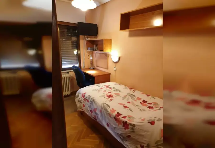 Habitación en un piso compartido de 5 habitaciones en Salamanca, con gastos incluidos, ideal para mujeres profesionales o estudiantes. en Salamanca