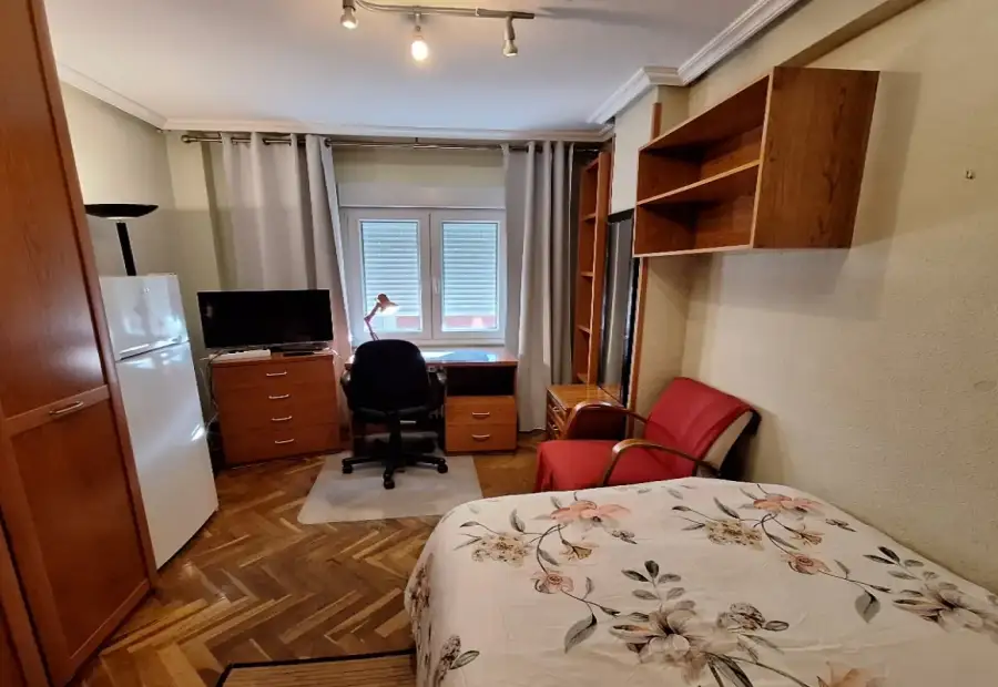Habitación en un piso compartido de 5 habitaciones en Salamanca, con gastos incluidos, ideal para mujeres profesionales o estudiantes. en Salamanca