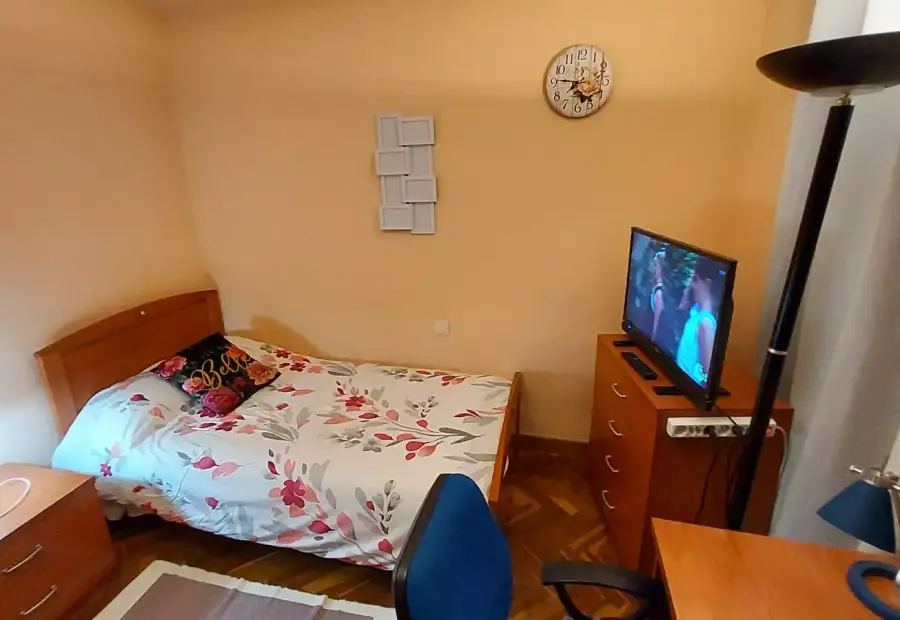 Habitación en un piso compartido de 5 habitaciones en Salamanca, con gastos incluidos, ideal para mujeres profesionales o estudiantes. en Salamanca