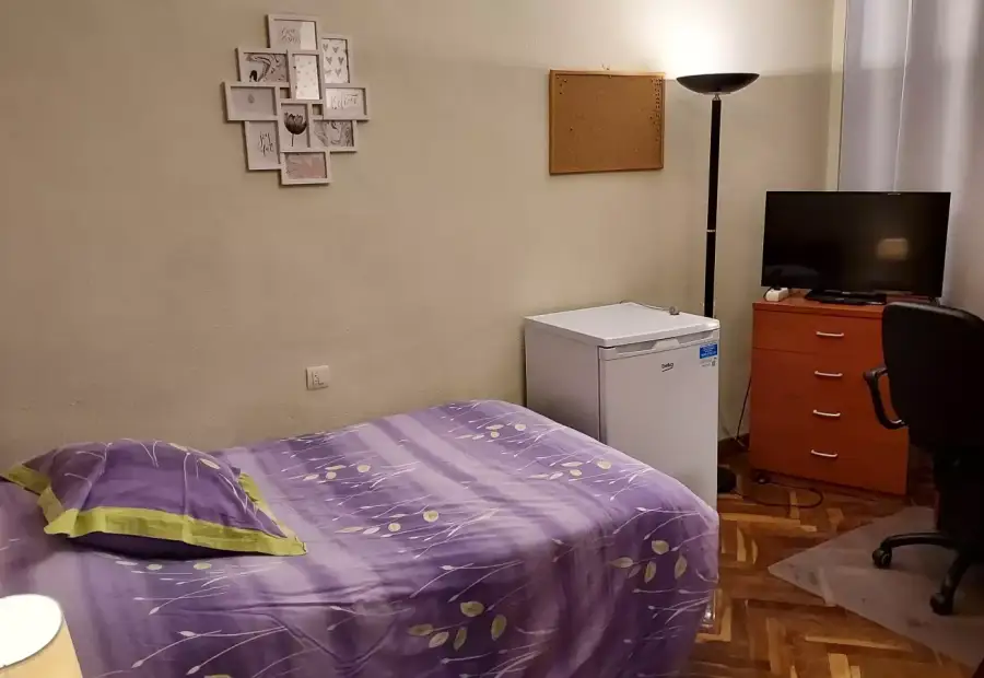 Habitación en un piso compartido de 5 habitaciones en Salamanca, con gastos incluidos, ideal para mujeres profesionales o estudiantes. en Salamanca