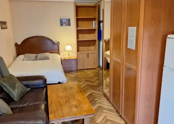 Habitación en un piso compartido de 5 habitaciones en Salamanca, con gastos incluidos, ideal para mujeres profesionales o estudiantes.