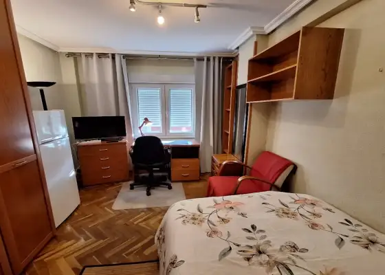 Habitación en un piso compartido de 5 habitaciones en Salamanca, con gastos incluidos, ideal para mujeres profesionales o estudiantes.