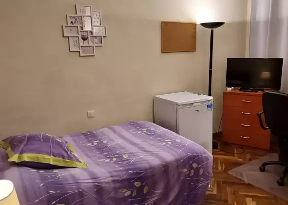 Habitación en un piso compartido de 5 habitaciones en Salamanca, con gastos incluidos, ideal para mujeres profesionales o estudiantes.