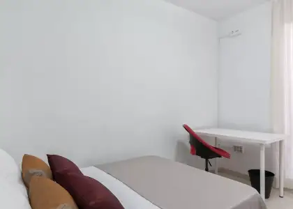 Habitación en un piso compartido de 6 habitaciones en Alicante, ideal para estudiantes. en Alicante (Alacant)