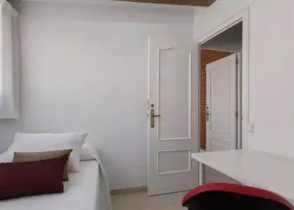 Habitación en un piso compartido de 6 habitaciones en Alicante, ideal para estudiantes. en Alicante (Alacant)