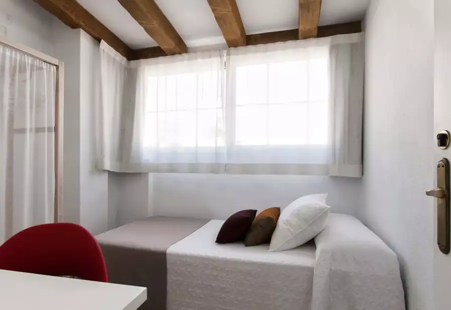 Habitación en un piso compartido de 6 habitaciones en Alicante, ideal para estudiantes. en Alicante (Alacant)
