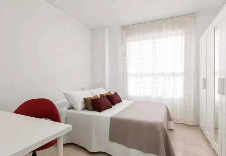 Habitación en un piso compartido de 6 habitaciones en Alicante, ideal para estudiantes. en Alicante (Alacant)