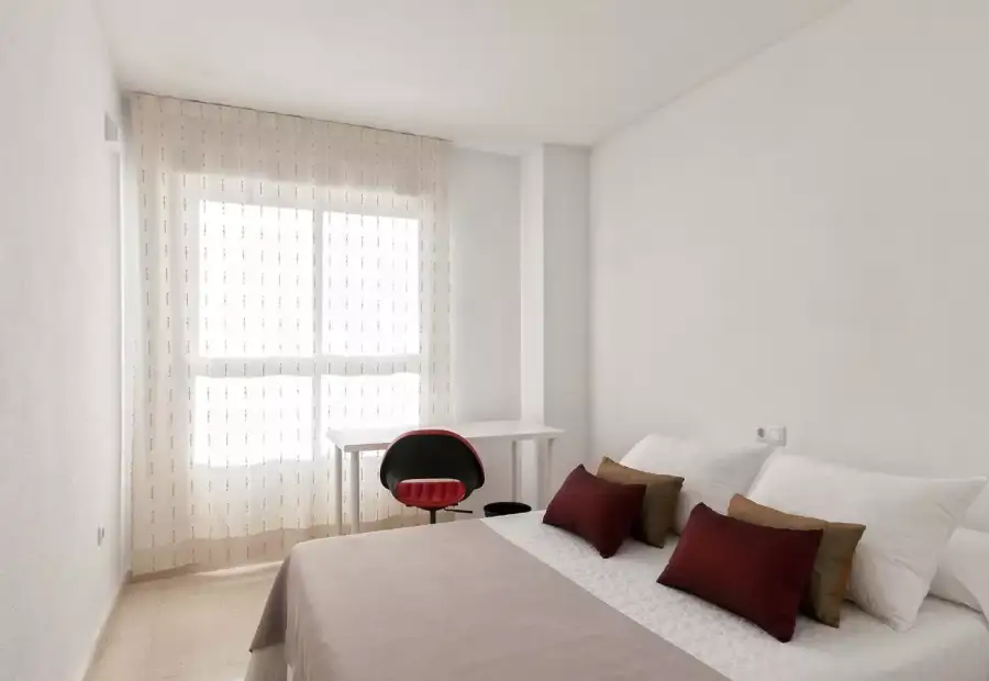 Habitación en un piso compartido de 6 habitaciones en Alicante, ideal para estudiantes. en Alicante (Alacant)