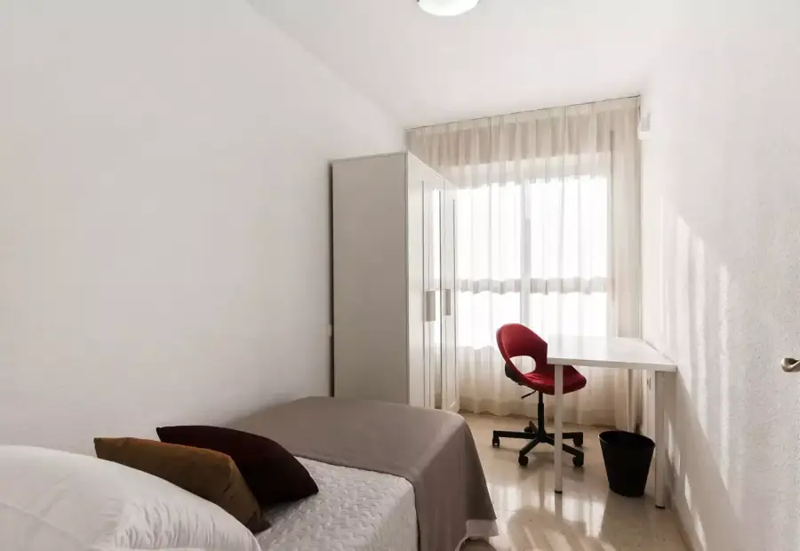 Habitación en un piso compartido de 6 habitaciones en Alicante, ideal para estudiantes. en Alicante (Alacant)