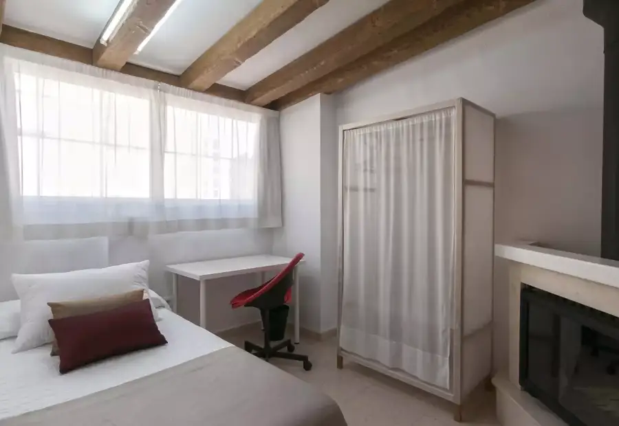 Habitación en un piso compartido de 6 habitaciones en Alicante, ideal para estudiantes. en Alicante (Alacant)