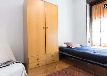 Habitación en un piso compartido de 6 habitaciones en alquiler en Arapiles. en Madrid