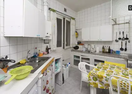 Habitación en un piso compartido de 6 habitaciones en alquiler en Arapiles. en Madrid