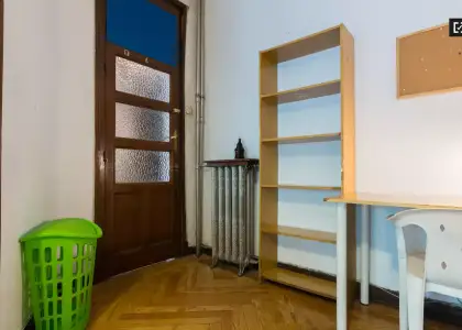 Habitación en un piso compartido de 6 habitaciones en alquiler en Arapiles. en Madrid