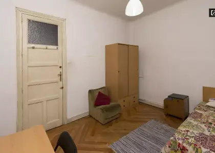 Habitación en un piso compartido de 6 habitaciones en alquiler en Arapiles. en Madrid