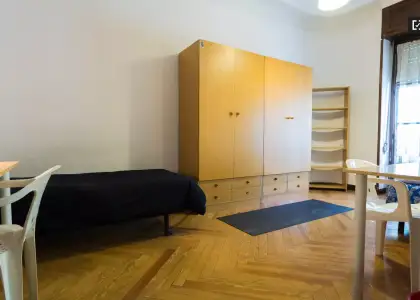 Habitación en un piso compartido de 6 habitaciones en alquiler en Arapiles. en Madrid