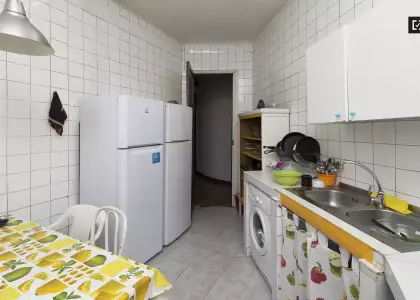 Habitación en un piso compartido de 6 habitaciones en alquiler en Arapiles. en Madrid