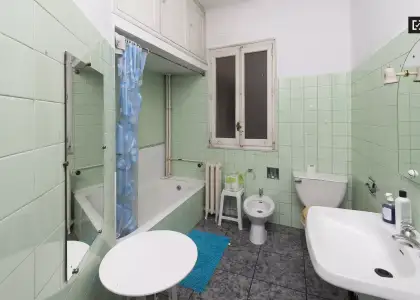 Habitación en un piso compartido de 6 habitaciones en alquiler en Arapiles. en Madrid