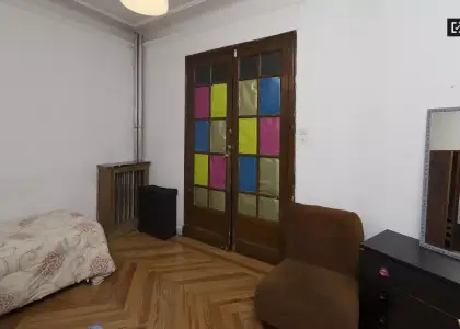 Habitación en un piso compartido de 6 habitaciones en alquiler en Arapiles. en Madrid