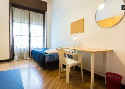 Habitación en un piso compartido de 6 habitaciones en alquiler en Arapiles. en Madrid