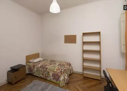 Habitación en un piso compartido de 6 habitaciones en alquiler en Arapiles. en Madrid