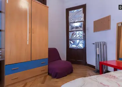 Habitación en un piso compartido de 6 habitaciones en alquiler en Arapiles. en Madrid